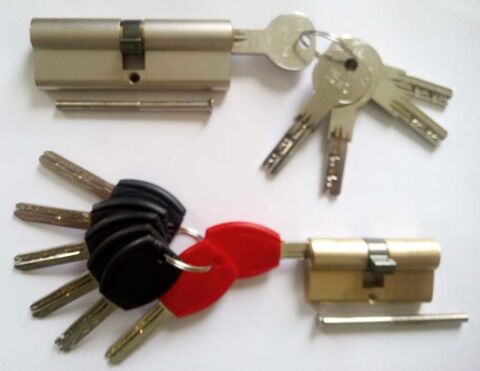 Cylindre de sécurité porte neuf 90 mm et 60 mm avec clés. 
Jamais utilisé....
Sur Amiens Rivery. 
10 € pièce. 
Pas d'envoi. Amiens (80)