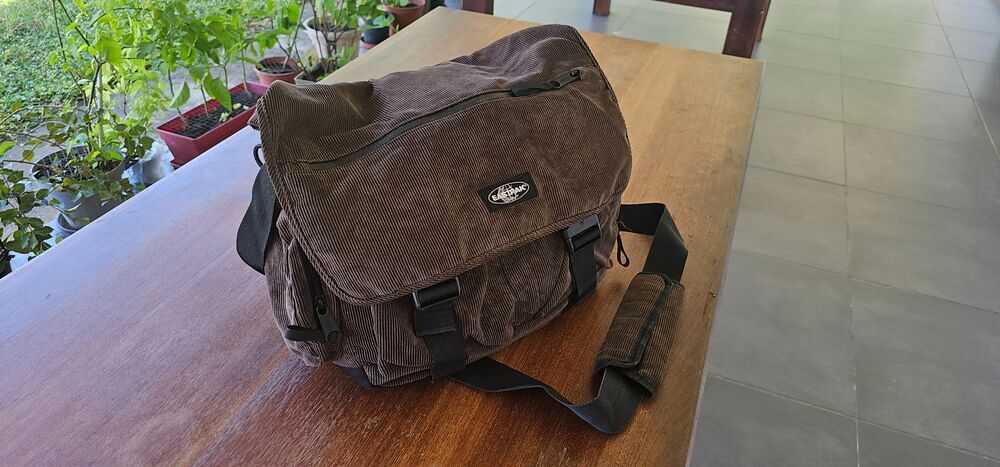 - Sac Eastpak Vintage en velours c&ocirc;tel&eacute; - 20 € Maroquinerie