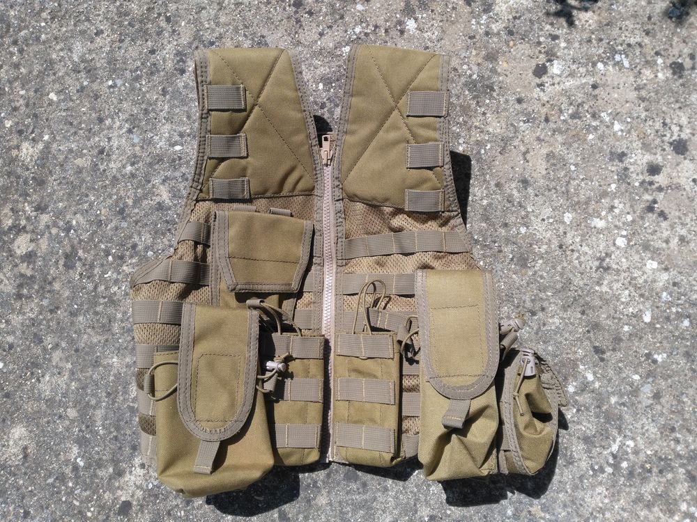 Gilet tactique molle avec poches (d&eacute;sert) Sports