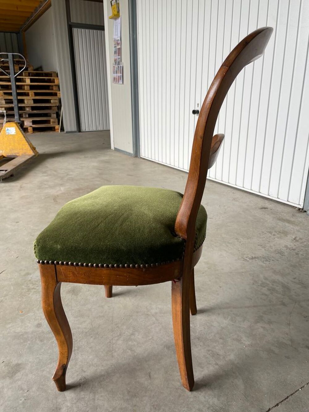 Chaise en bois assise en velours vert Meubles