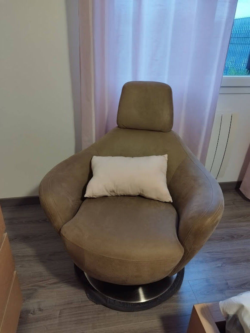fauteuil tournant en su&eacute;dine taupe Meubles