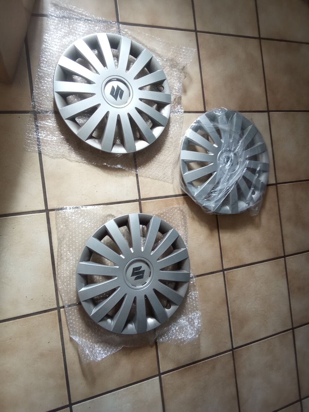 Lot de 3 enjoliveurs Suzuki argent&eacute;s Sports