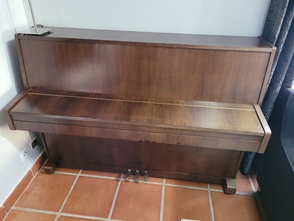 Piano droit Legnica en bois marron Instruments de musique