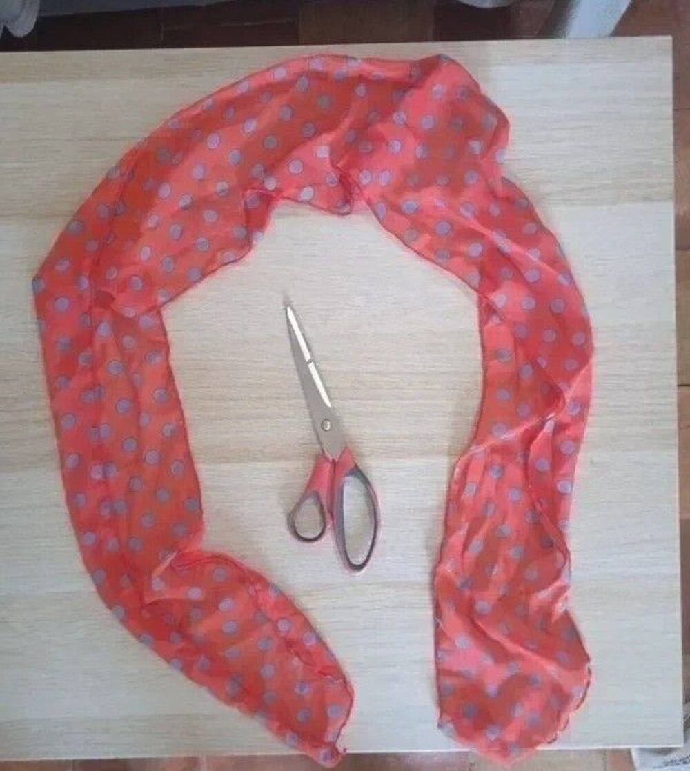 Foulard rouge &agrave; pois
Vêtements