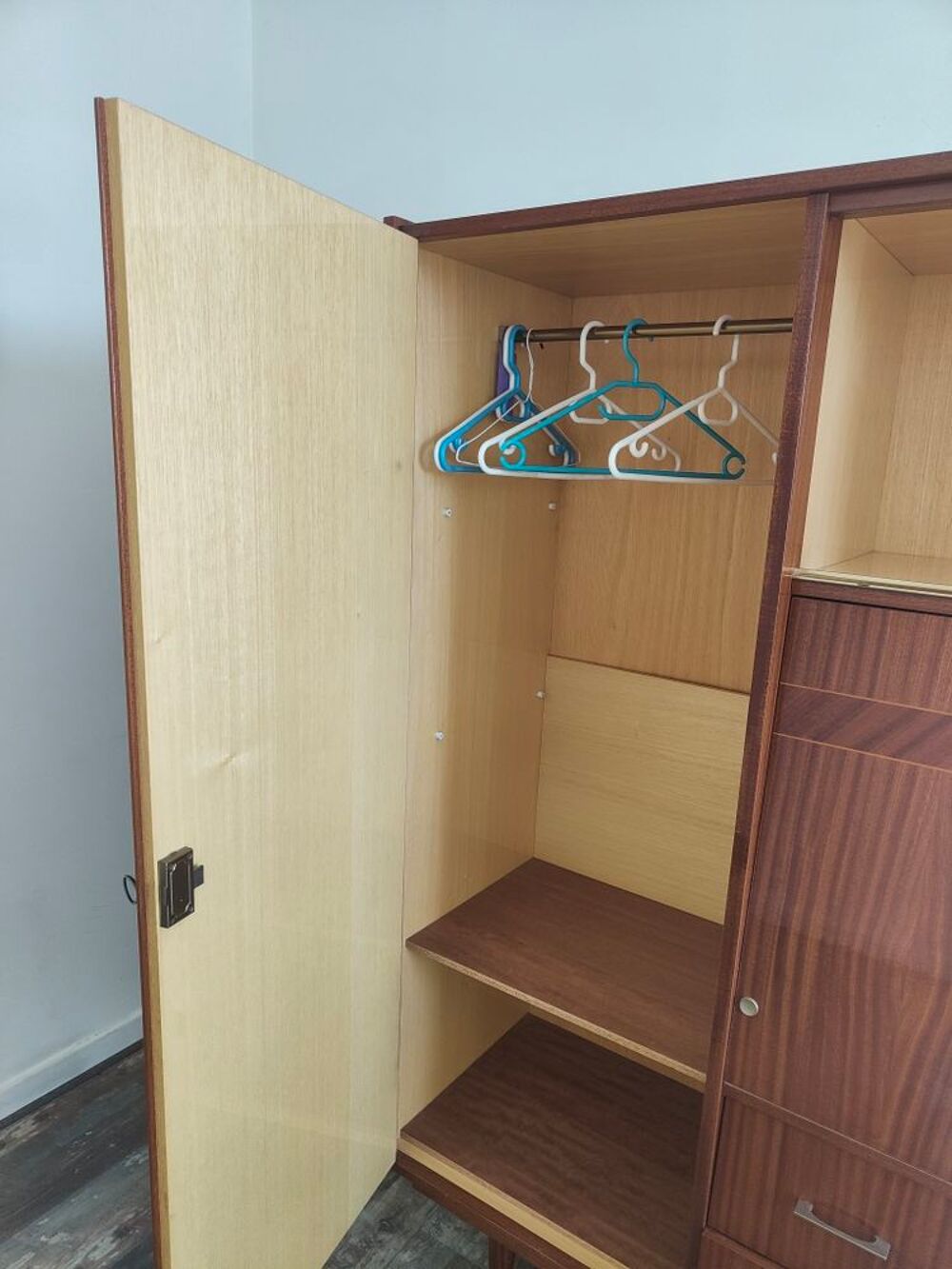 Placard Vintage en parfait &eacute;tat avec vitrine, bureau et penderie Meubles