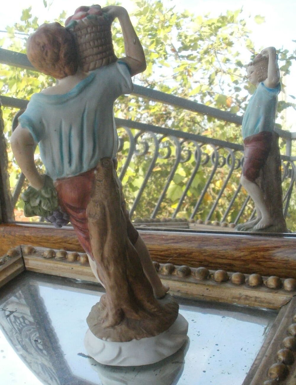 STATUETTE, en biscuit, jeune homme au panier Dcoration