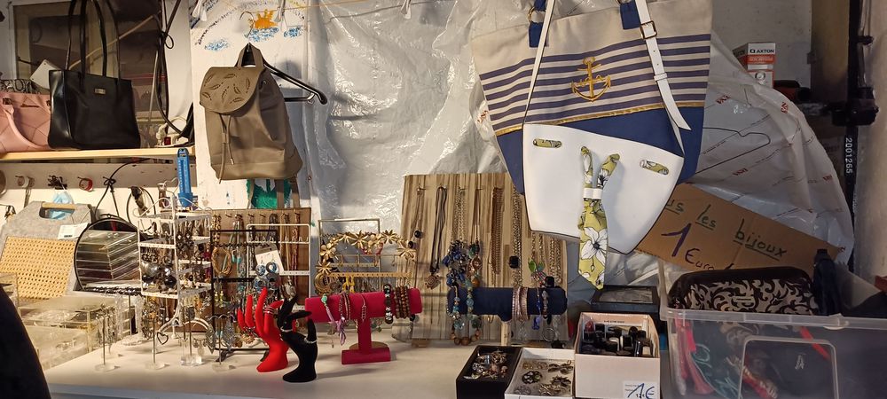 VIDE DRESSING tous les jours &agrave; domicile Vêtements
