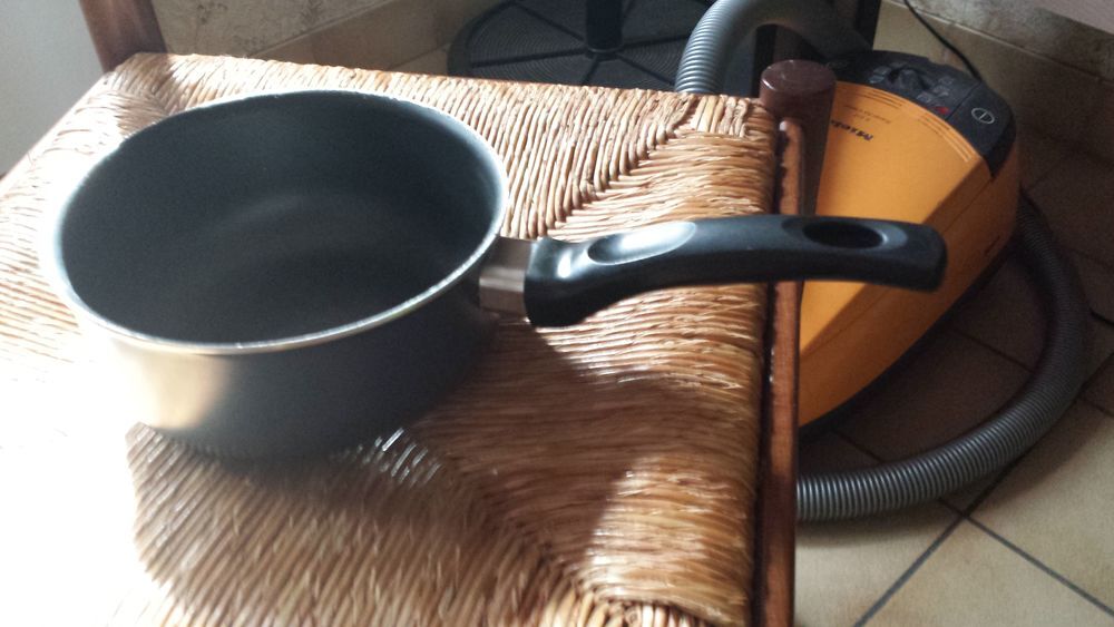une casserole une po&ecirc;le en bon &eacute;tat ne vas pas induction Cuisine