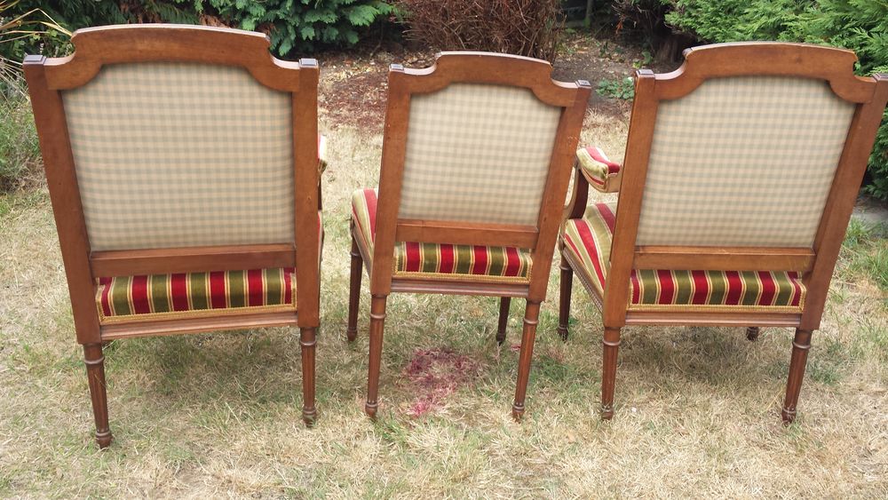 2 fauteuils et 1 chaise de style
Meubles