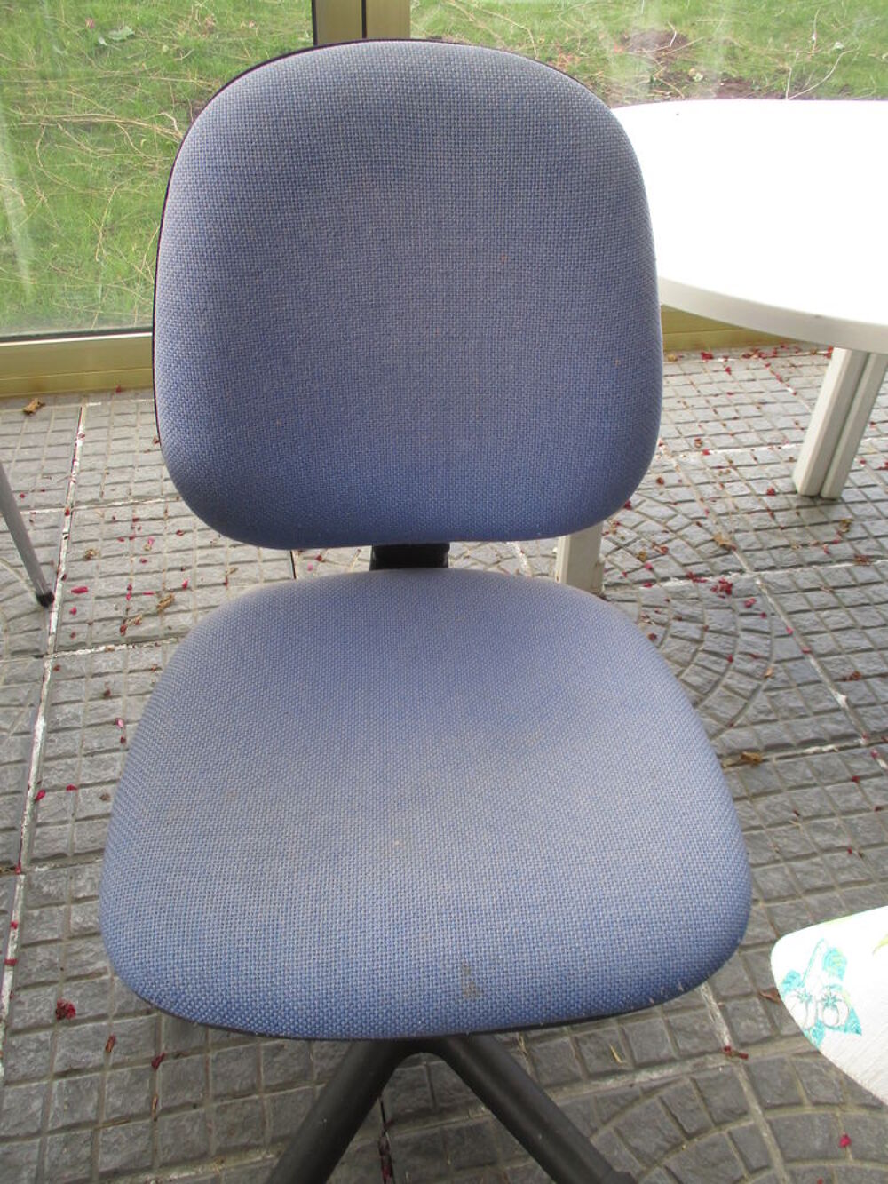 chaise avec roulettes et r&eacute;glable bleue ou rose = 10 euros Meubles