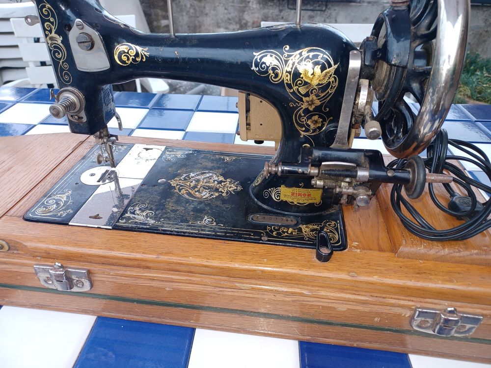 Machine a coudre ancienne des ann&eacute;es 70
