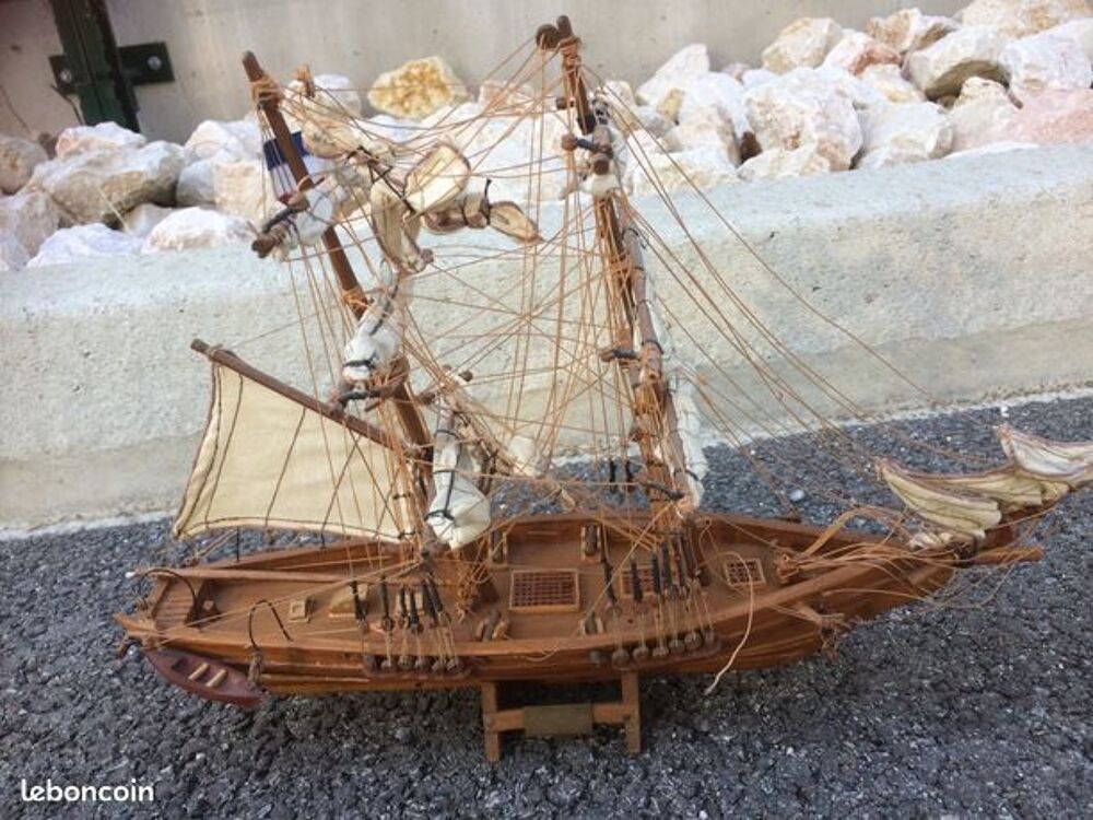 MAQUETTE Bateau " Goelette " de Pr&eacute;sentation avec support 