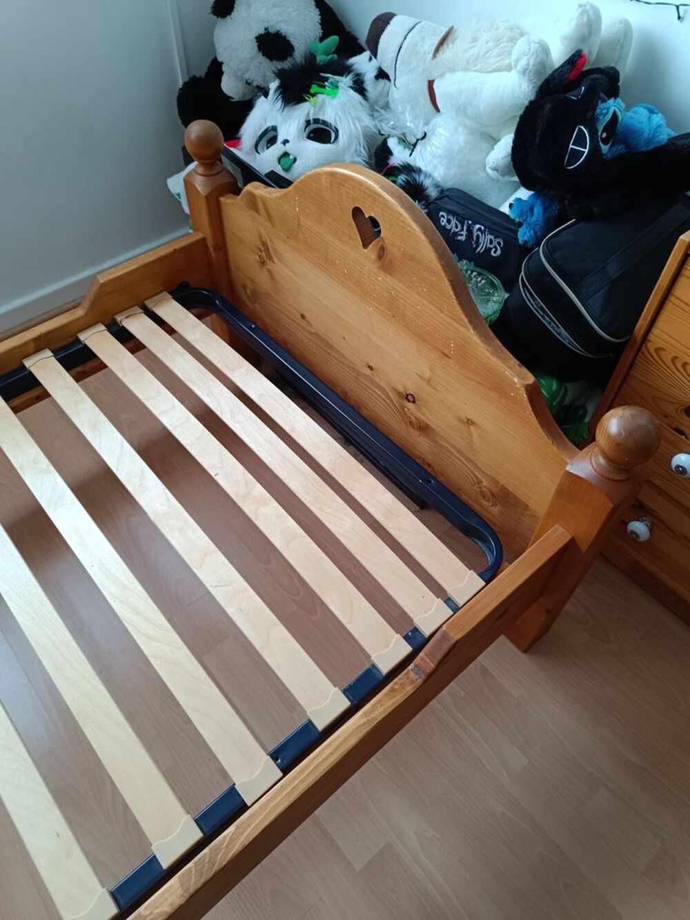 Lit enfant pin massif c?ur creus&eacute; Mobilier enfants