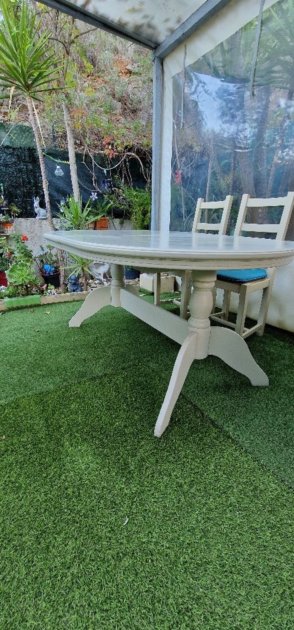 "Table salle &agrave; manger Long Island bois massif couleur &eacute;cru longueur 160 largeur 103
Avec 2&nbsp; rallonge , peux rentrer&nbsp; jusqu'&agrave; 12 personnes 80 euros Meubles