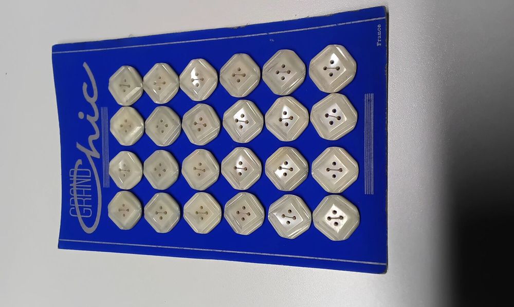 24 boutons mercerie vintage nacre v&eacute;ritable " GRAND CHIC" Maroquinerie