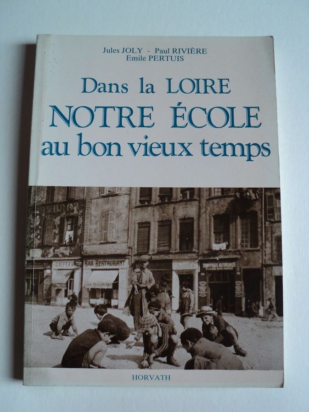 Dans la Loire, Notre &eacute;cole au bon vieux temps. Livres et BD