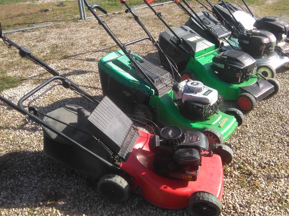 un lot de tondeuses thermique Jardin