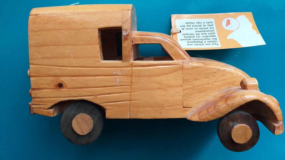 Voiture 3 cv CITROEN en bois, cr&eacute;ation artisanale de MADAGASCAR Jeux / jouets