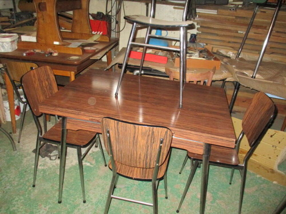 chaises et table en formica Meubles