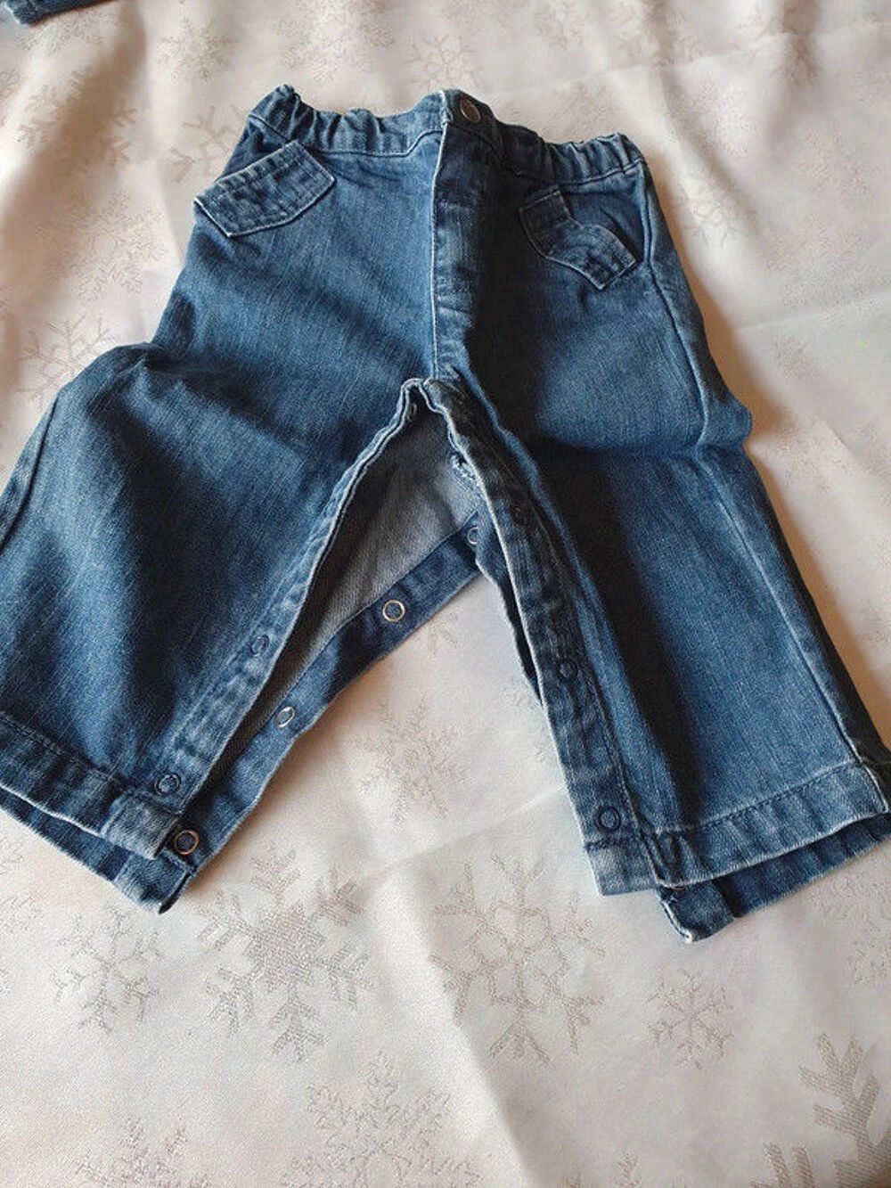 Jeans ? bebereve
taille : 12 mois
bouton pression dans l'e Vêtements enfants