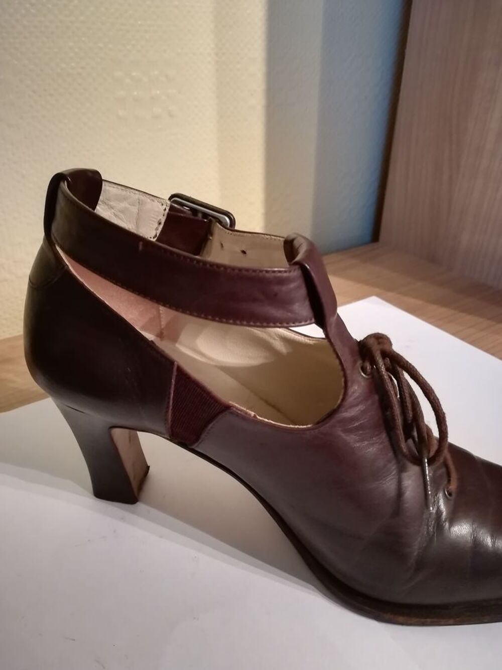 BELLES CHAUSSURES MARRON TOUT CUIR / PT 35 &frac12;
Chaussures
