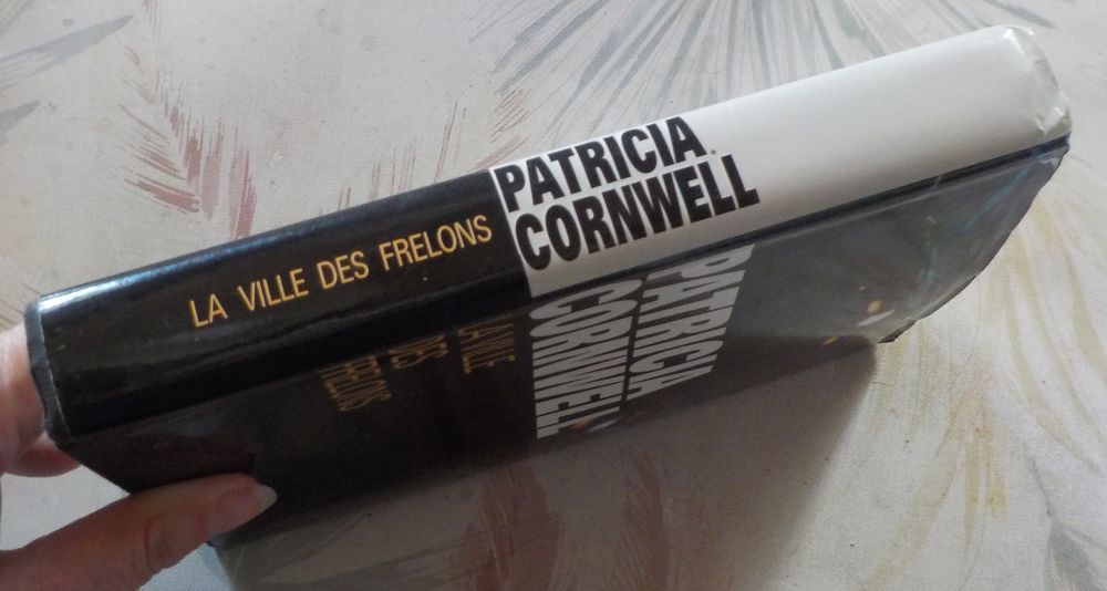 LA VILLE DES FRELONS de Patricia CORNWELL Ed. France Loisirs Livres et BD