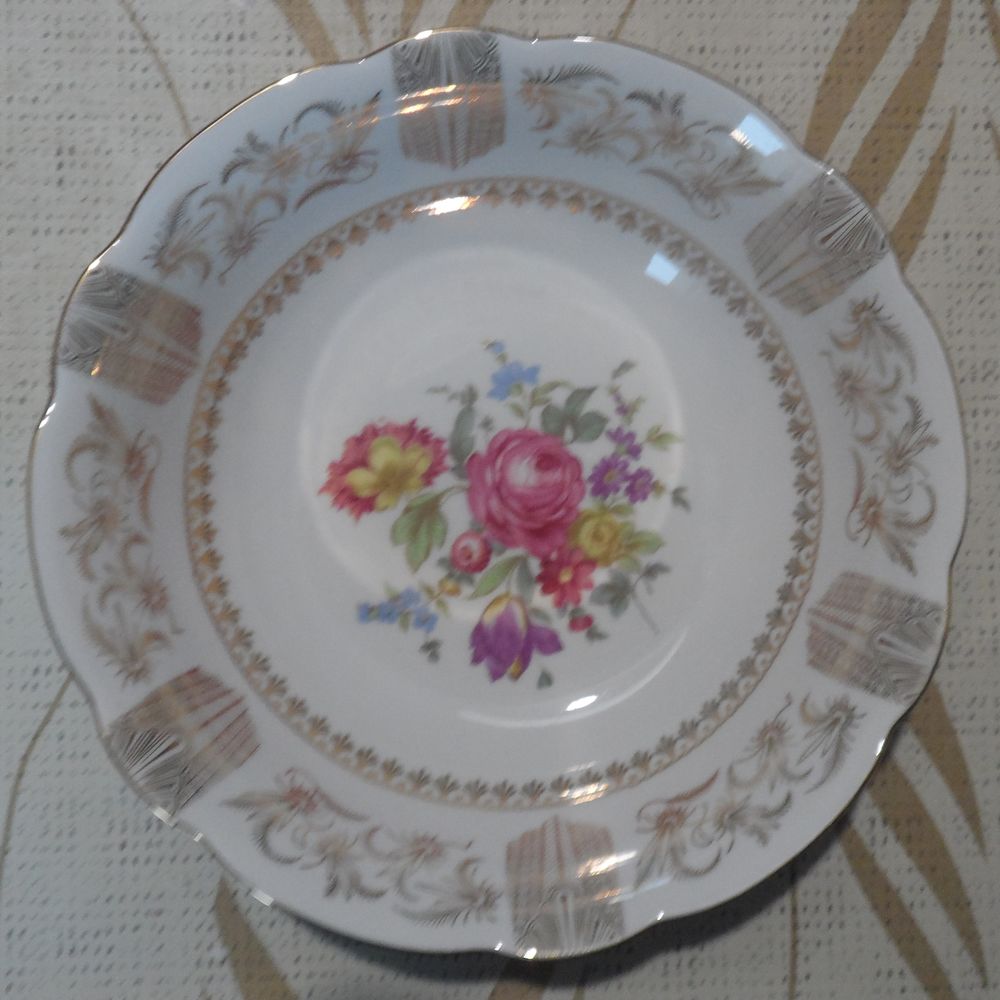 1 saladier &agrave; dessert et 8 coupes d&eacute;cors fleurs en porcelaine Cuisine