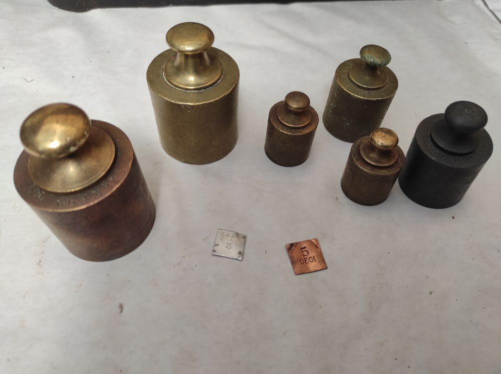 Lot 8 poids en laiton &eacute;tain cuivre 100g 200g 500g 2 d&eacute;ci 