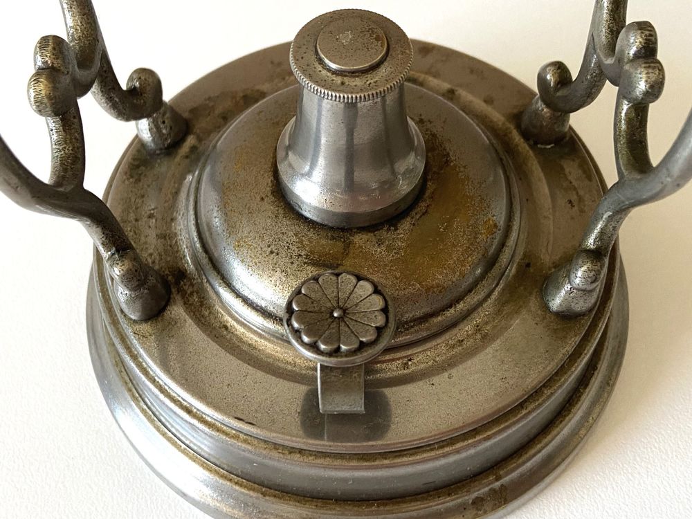 Partie d'une Ancienne Cafeti&egrave;re Th&eacute;i&egrave;re &agrave; Bascule Samovar 