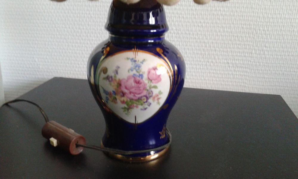 Tr&egrave;s Ancienne lampe de chevet en porcelaine Décoration