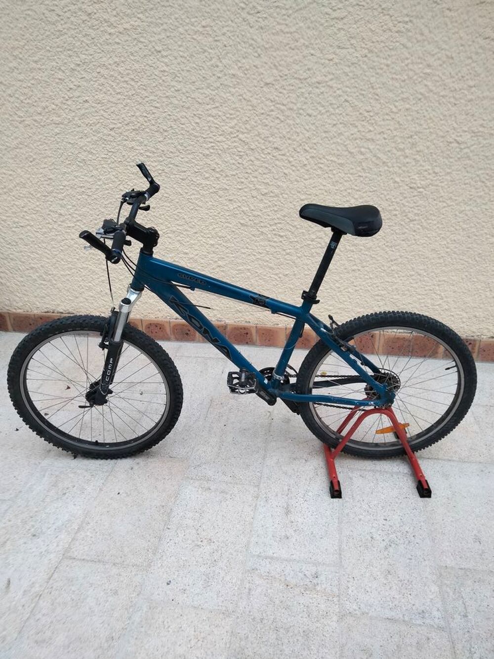 V&Eacute;LO le STATIONNER - SUPPORT MOBILE ou &agrave; FIXE- Couleur ROUGE Vélos