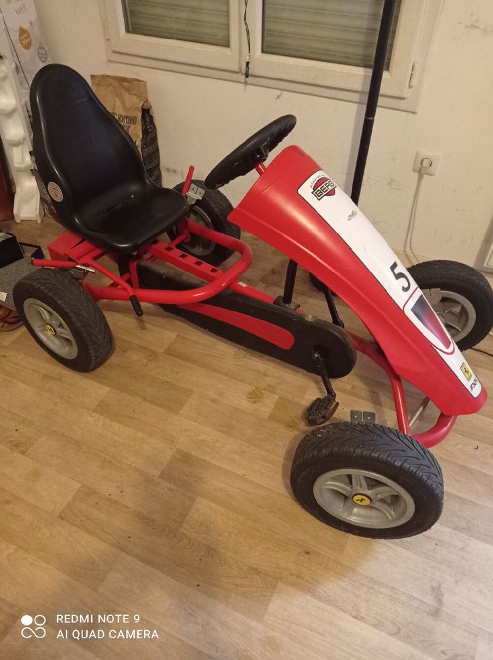 Karting Ferrari a p&eacute;dales. Tr&egrave;s bon &eacute;tat. Sports