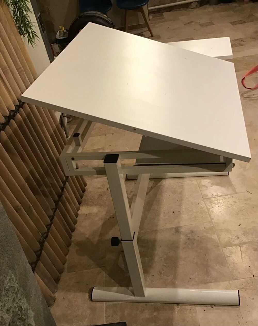 bureau hauteur r&eacute;glable larg 110 x 68 pieds m&eacute;tal plateau bois valeur 110€ vendu 50€ Meubles