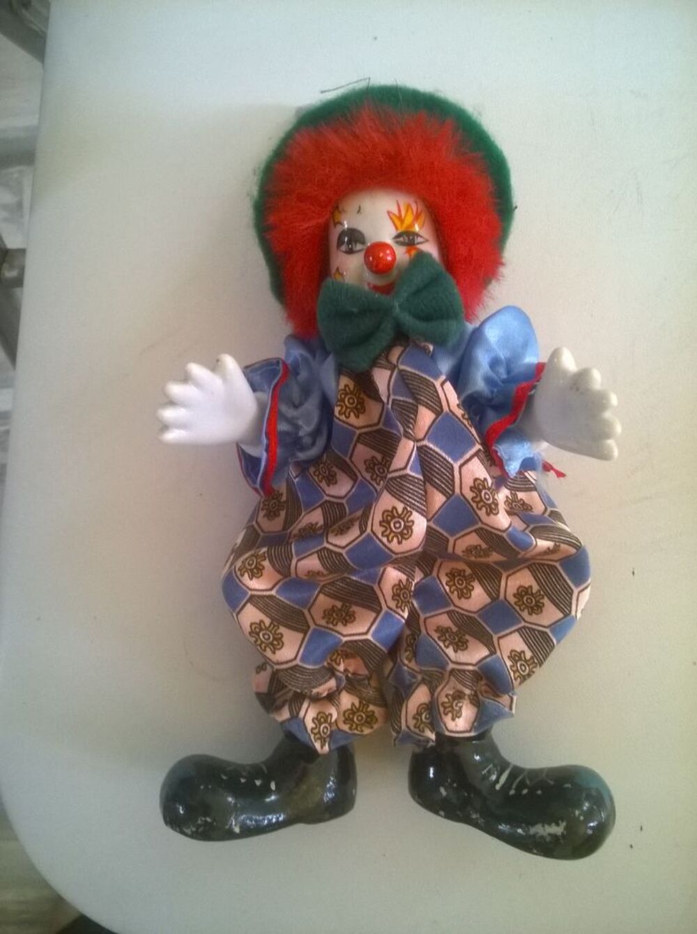 Beau clown Bras et Jambes articules 
porcelaine 