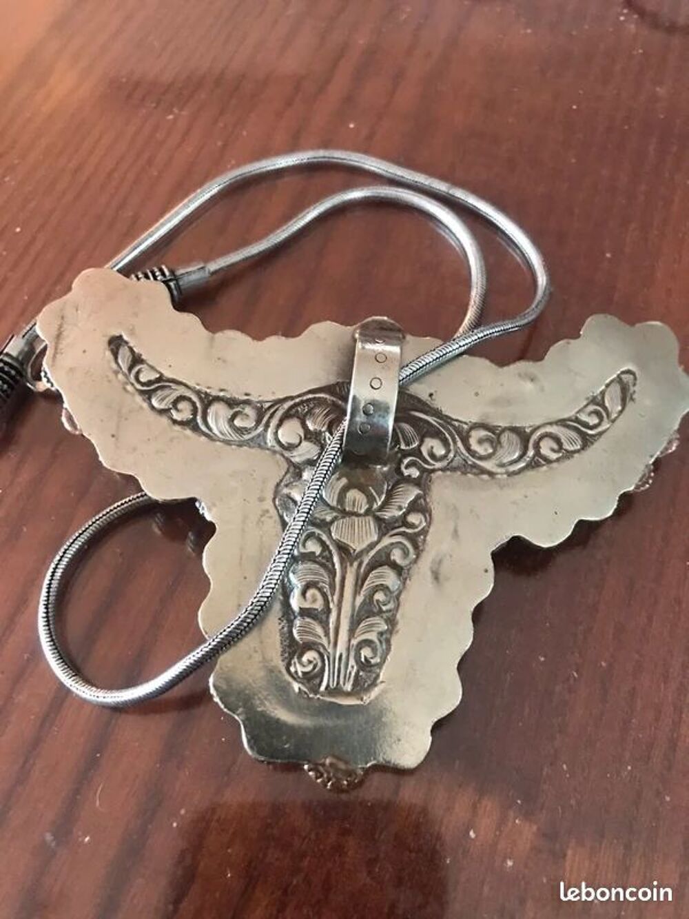 Pendentif am&eacute;rindien t&ecirc;te de buffle et pierres turquoises Bijoux et montres