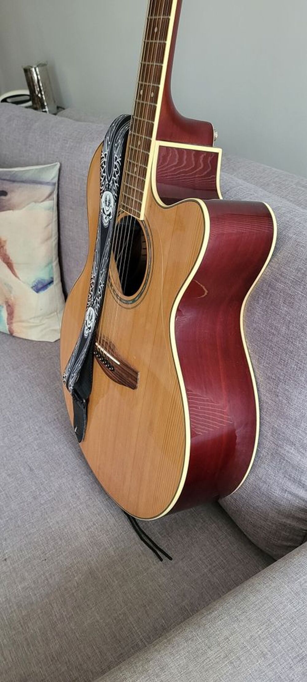 Guitare Yamaha &eacute;lectro acoustiq. + &eacute;tui bois Tobago + sangle Instruments de musique
