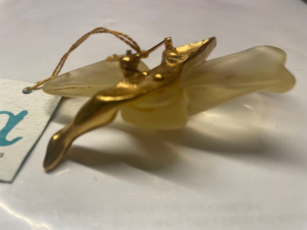 Broche Oiseau r&eacute;sine translucide + ailes dor&eacute;es ANTIGONA Bijoux et montres