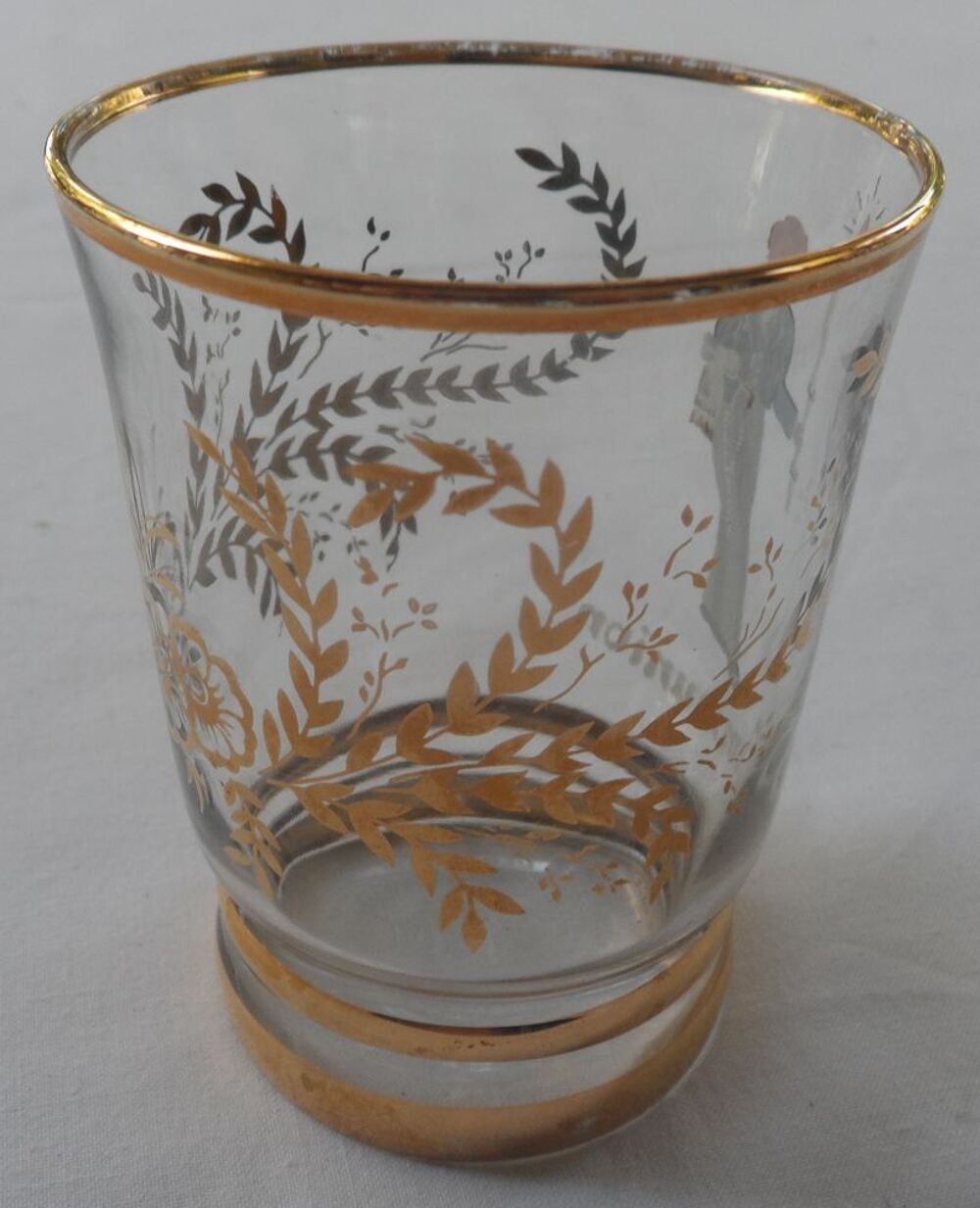 Tr&egrave;s joli verre communion d&eacute;cor&eacute; avec des filets d'or fin 