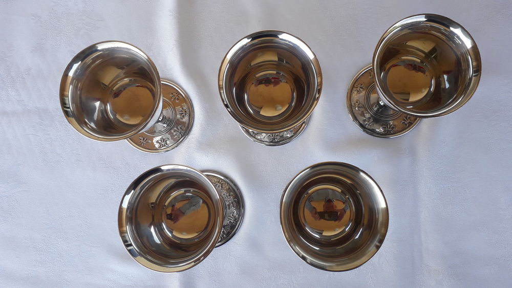 Verres &agrave; pied en m&eacute;tal argent&eacute;
Décoration