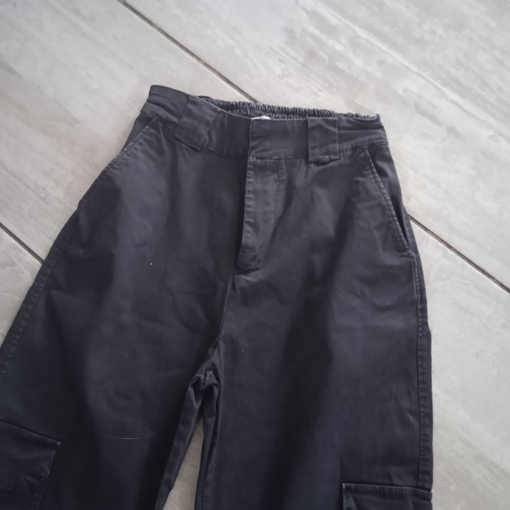 Pantalon toile noir marque pull &amp; Bear T 36 97% cont et 3% e Vêtements