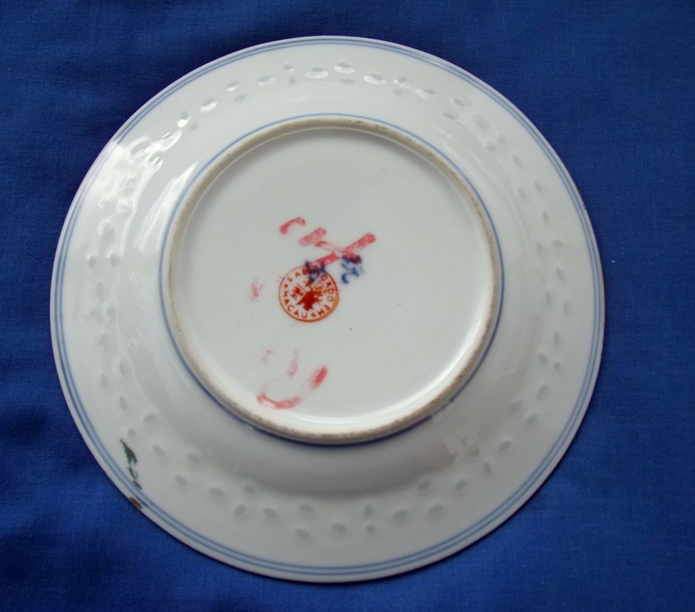 COLLECTION - 1 ANCIENNE ASSIETTE CHINOISE EN PORCELAINE. 