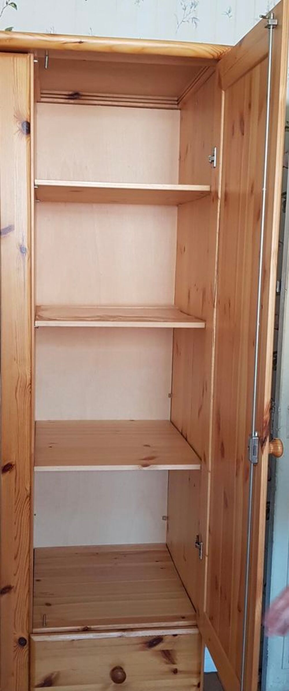 Armoire en pin massif Meubles
