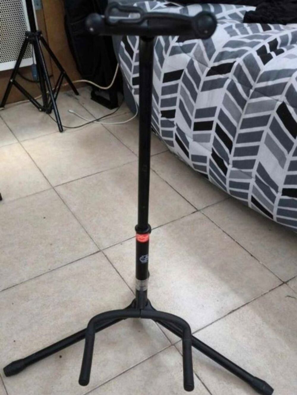 tr&eacute;pied pour guitare stagg Instruments de musique