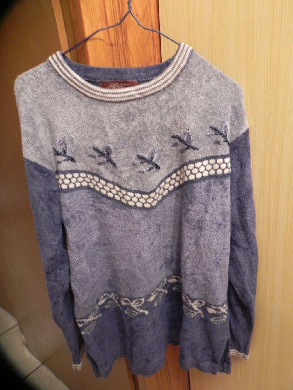 pull bleu ciel en velours, taille XL, tr&egrave;s doux. Vêtements