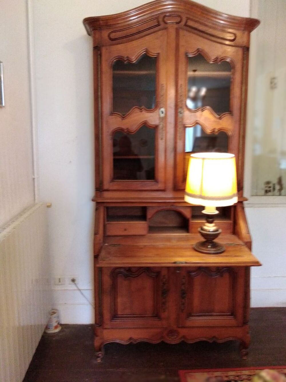 DE MEUBLES EN BOIS MASSIF D'UN SALON Meubles