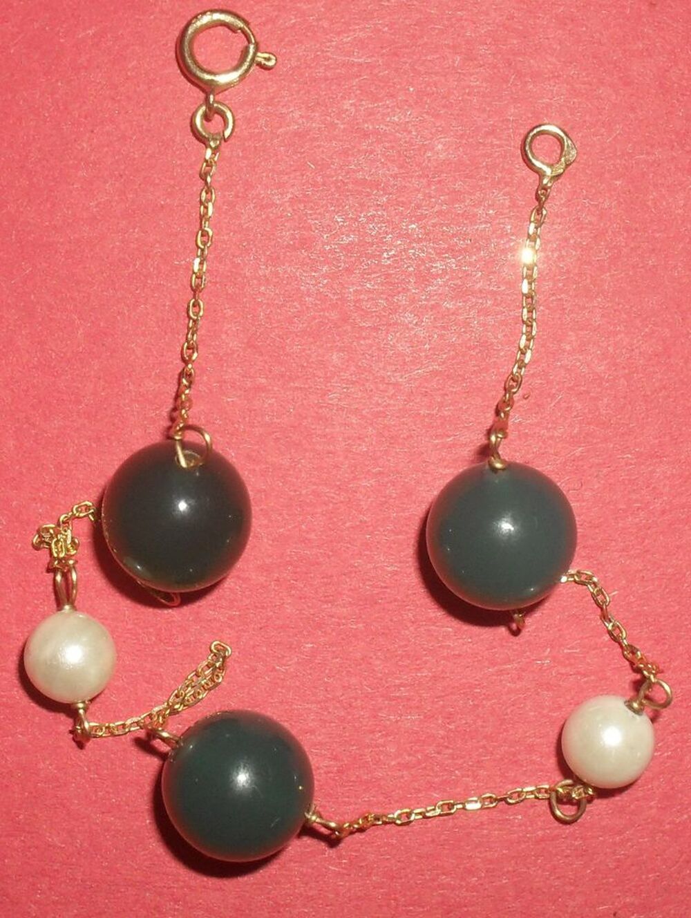Bracelet en OR 18 carats avec 2 Perles Blanches et 3 Vertes. Bijoux et montres