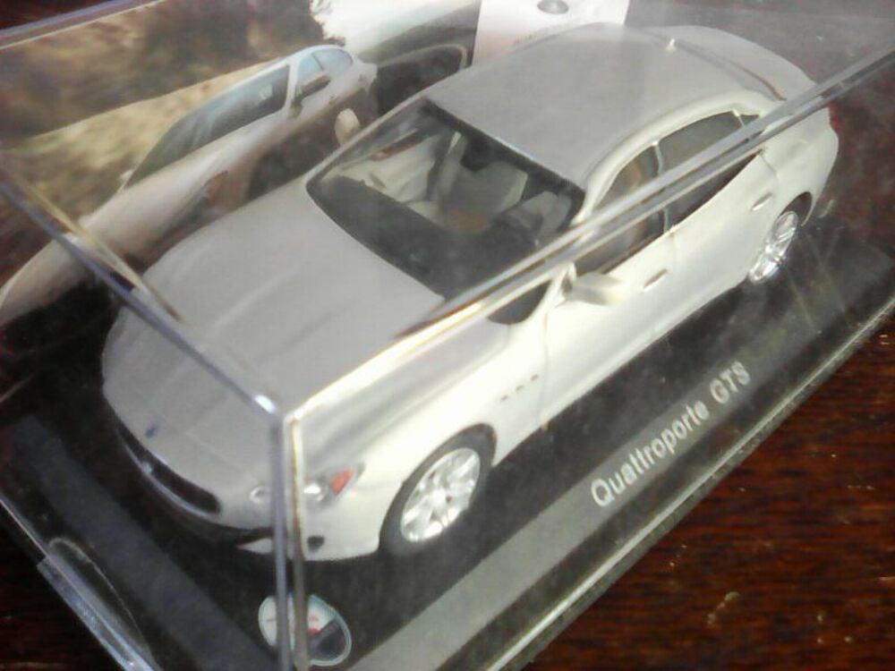 Voiture Maserati Quatropporte GTS Mod&egrave;le r&eacute;duit 