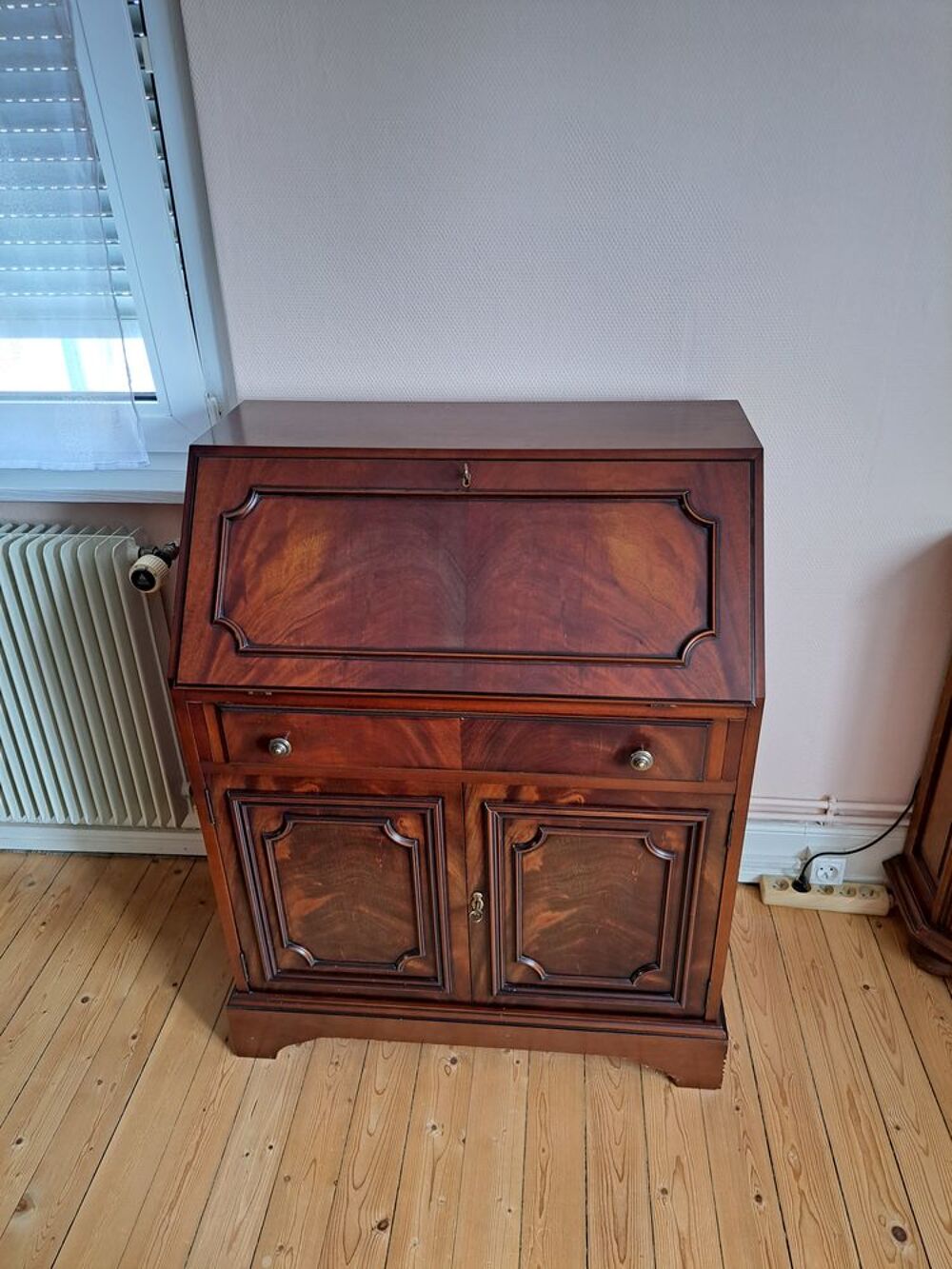 SECRETAIRE EN BOIS MASSIF et SON FAUTEUIL Meubles