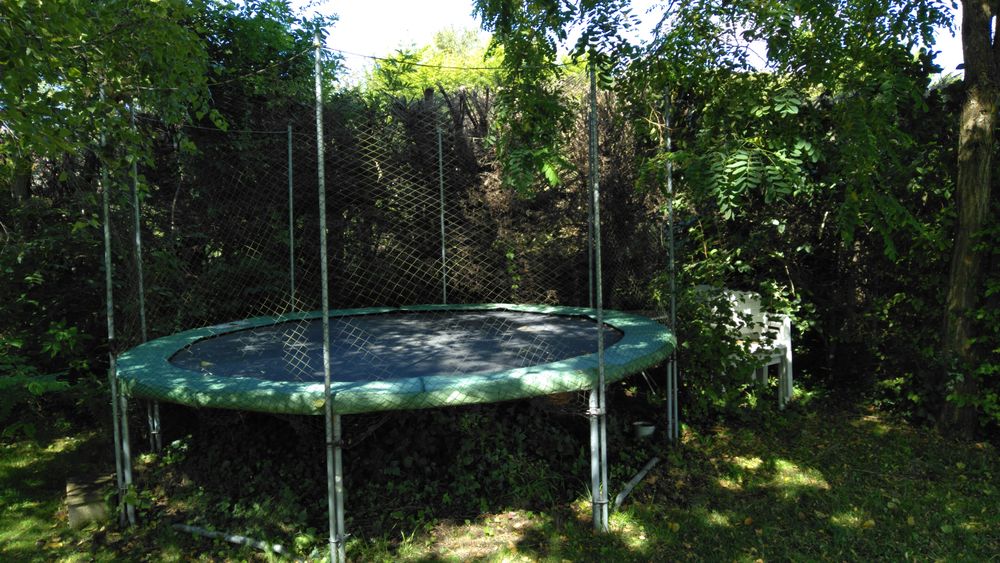 Trampoline de jardin. Jeux / jouets