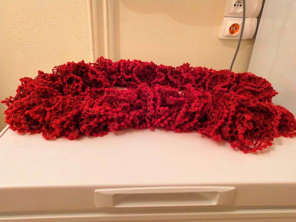 Echarpe rouge faite main
Colroris rouge
Neuve V�tements